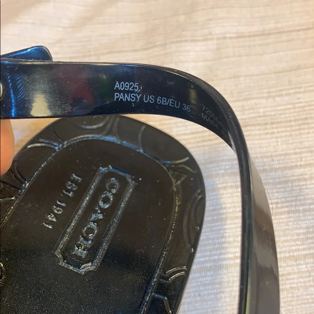 Coach worn once authentic thong sandal iconic logo
